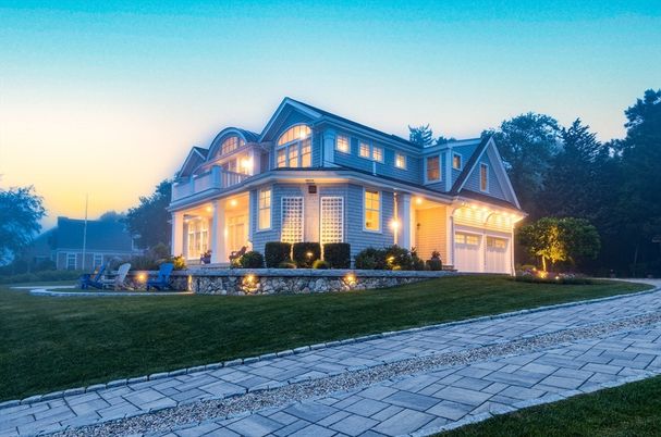 Attached, Backyard, Exterior, Facade, Queen Anne Victorian
