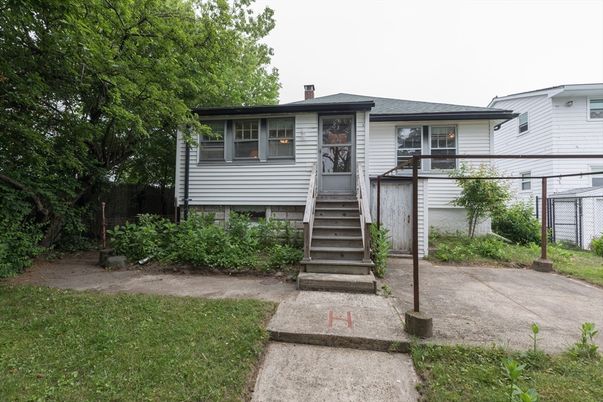 Backyard, Exterior, Facade, Raised Ranch
