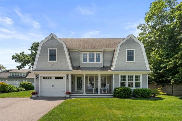 Attached, Exterior, Facade, Cape Cod