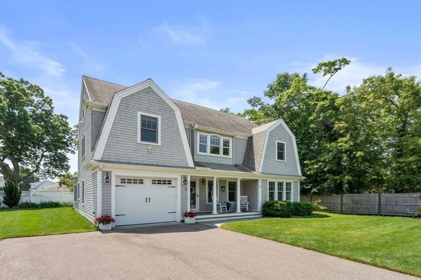 Attached, Exterior, Facade, Farmhouse