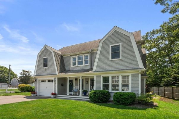 Attached, Exterior, Facade, Cape Cod
