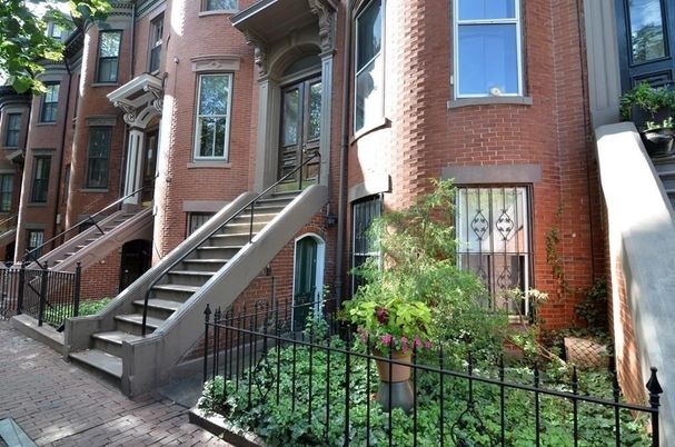 Exterior, Facade, Brick Facade, Rowhouse