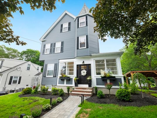 Exterior, Facade, Queen Anne Victorian