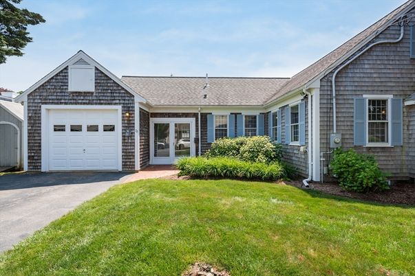 Attached, Exterior, Facade, Ranch