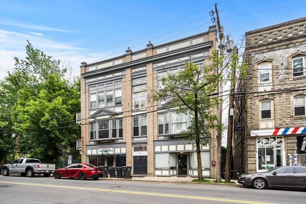 Exterior, Facade, Rowhouse