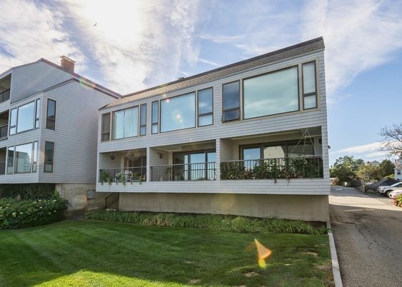 Exterior, Facade, Modern