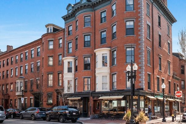 Exterior, Facade, Brick Facade, Rowhouse