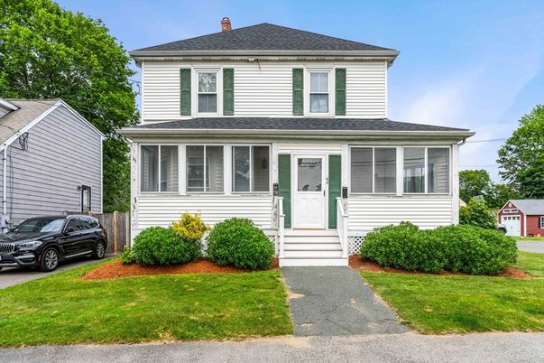 Exterior, Facade, American Foursquare