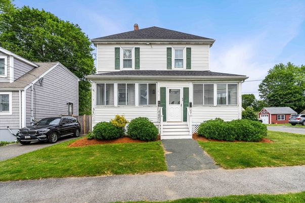 Exterior, Facade, American Foursquare