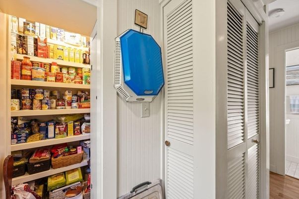 Interior, Utility Closets, Washer, Wood Texture Flooring