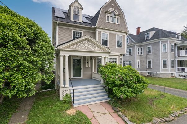 Exterior, Facade, Queen Anne Victorian