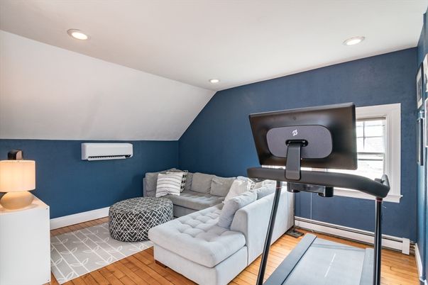 Fitness Equipment, Interior, Living room, Recessed Lighting, Wood Texture Flooring