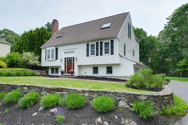 Backyard, Exterior, Facade, Raised Ranch