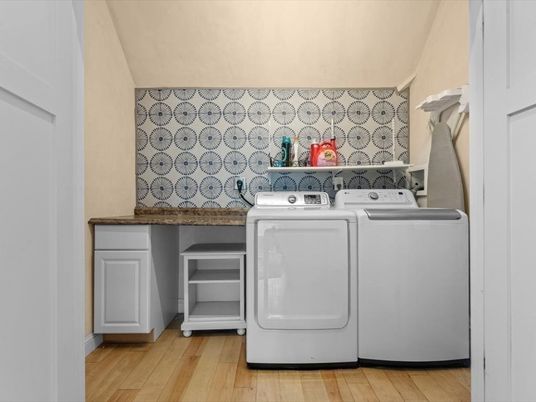 Interior, Washer, Wood Texture Flooring