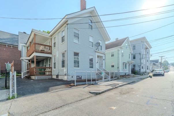Exterior, Facade, Rowhouse