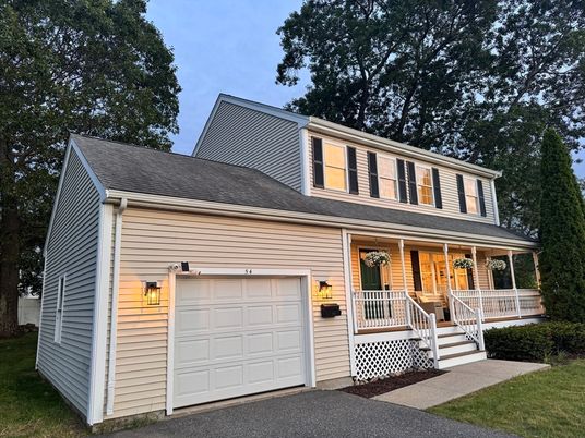 Attached, Exterior, Facade, Cape Cod