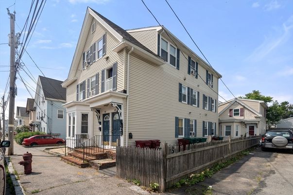 Exterior, Facade, Queen Anne Victorian