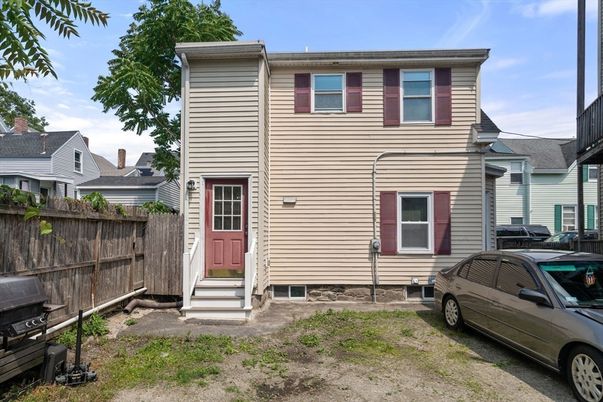 Exterior, Facade, Rowhouse