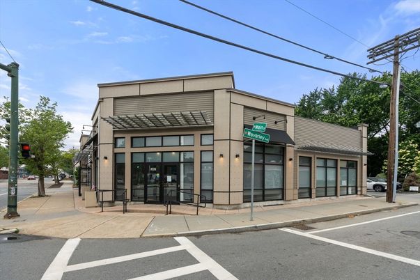 Exterior, Facade, Modern
