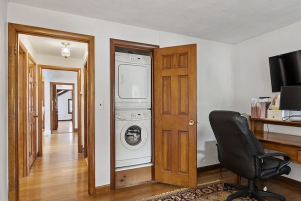 Interior, Utility Closets, Washer, Wood Texture Flooring