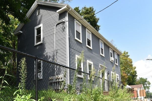 Exterior, Facade, Rowhouse