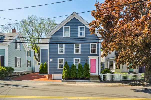 Exterior, Facade, Queen Anne Victorian