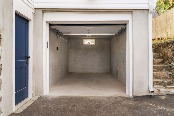 Exterior, Garage, Interior