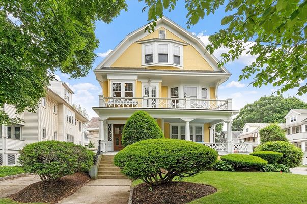 Exterior, Facade, Queen Anne Victorian