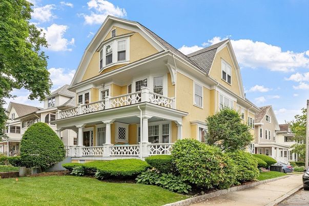Exterior, Facade, Queen Anne Victorian