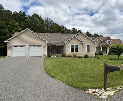 Attached, Exterior, Facade, Ranch