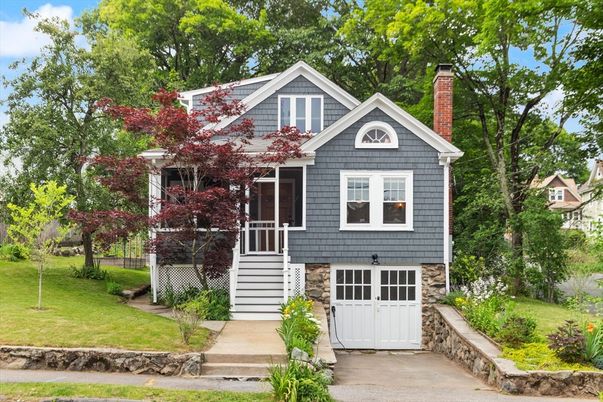 Attached, Exterior, Facade, Queen Anne Victorian