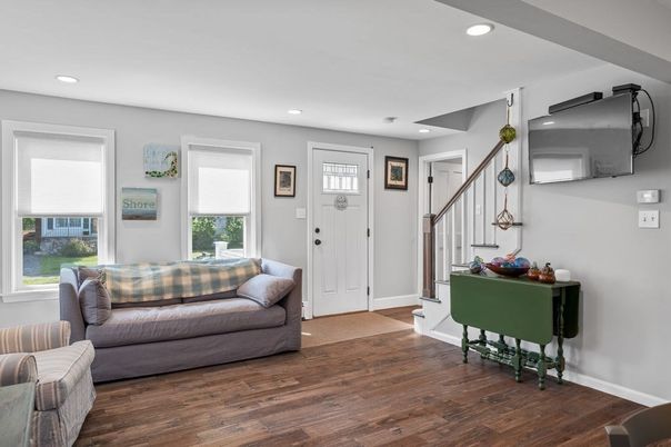 Interior, Recessed Lighting, Wood Texture Flooring