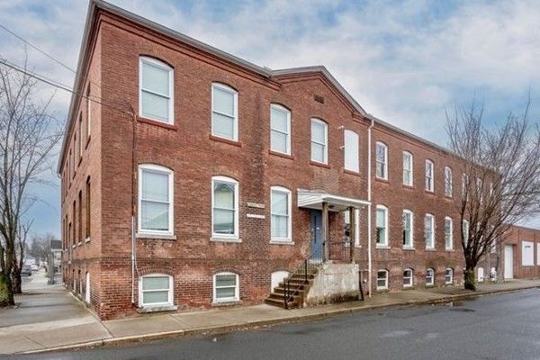Exterior, Facade, Brick Facade, Rowhouse