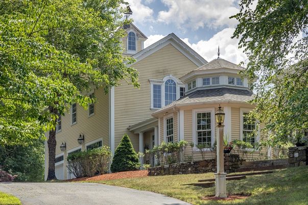 Attached, Exterior, Facade, Queen Anne Victorian