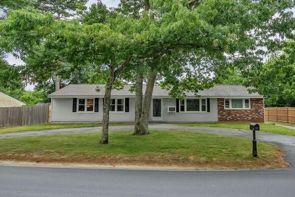Exterior, Facade, Ranch