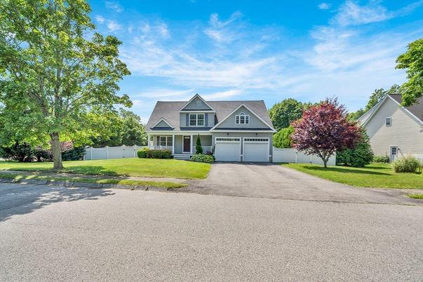 Attached, Exterior, Facade, Cape Cod