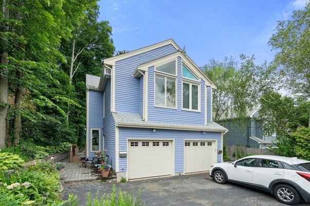 Attached, Exterior, Facade, Queen Anne Victorian