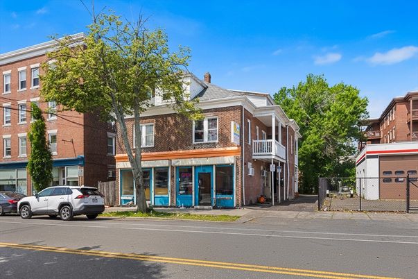 Exterior, Facade, Brick Facade, Rowhouse