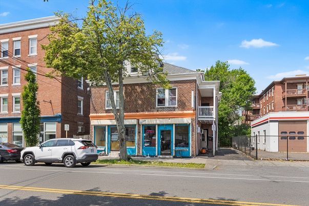 Exterior, Facade, Brick Facade, Rowhouse