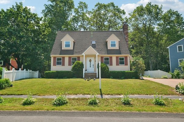 Exterior, Facade, Cape Cod