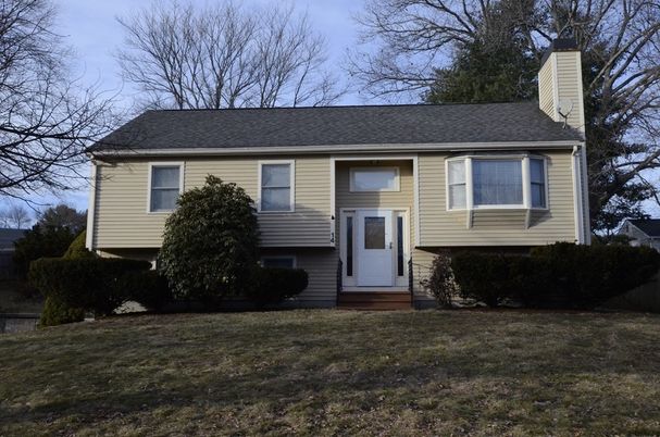 Exterior, Facade, Raised Ranch