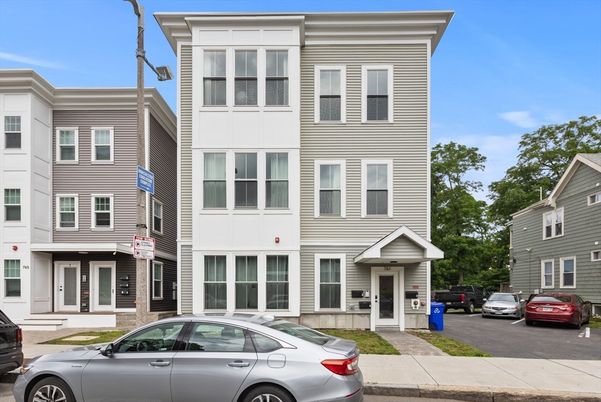 Exterior, Facade, Rowhouse