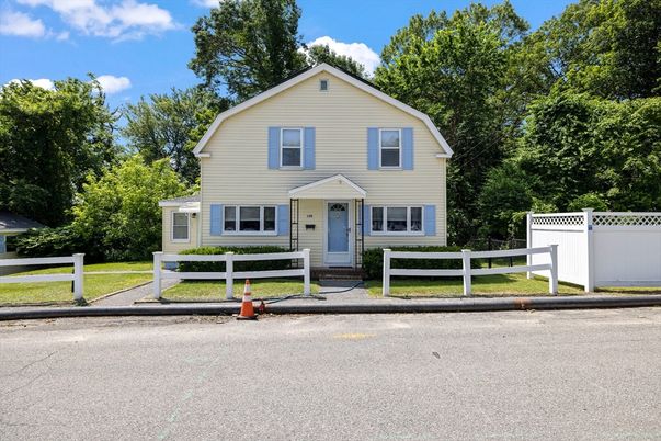 Exterior, Facade, Raised Ranch