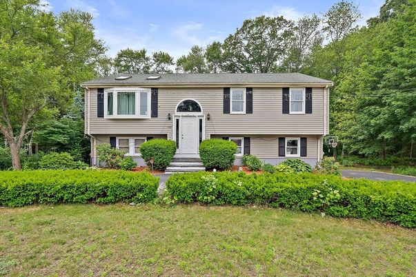Exterior, Facade, Raised Ranch