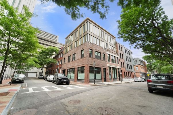 Exterior, Facade, Brick Facade, Chicago School