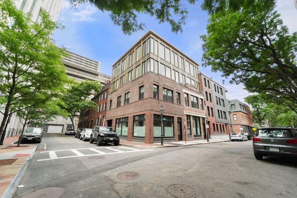 Exterior, Facade, Brick Facade, Chicago School