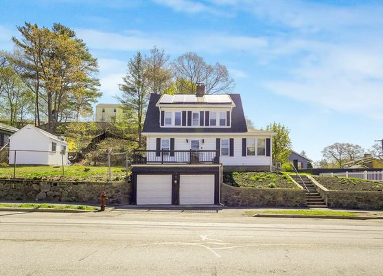 Attached, Exterior, Facade, Queen Anne Victorian