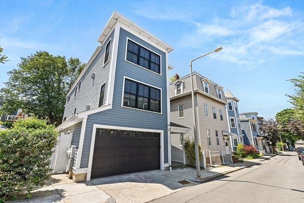 Attached, Exterior, Facade, Queen Anne Victorian