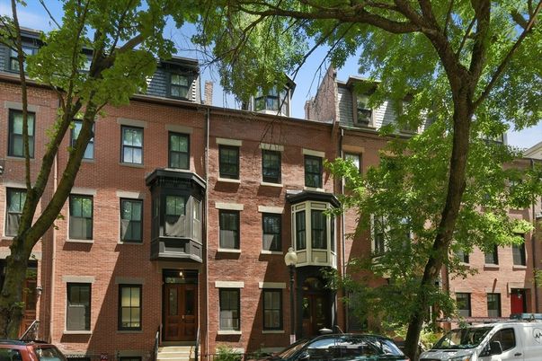 Exterior, Facade, Brick Facade, Rowhouse