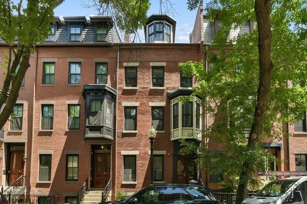 Exterior, Facade, Brick Facade, Rowhouse